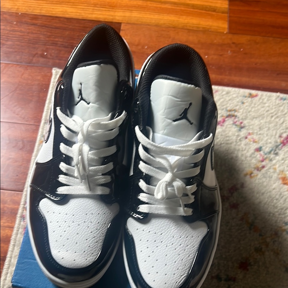 Nike Black and White Sneakers High-Top Design - Picture 4 of 4